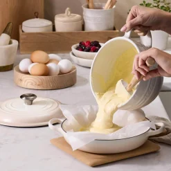 Le Creuset Signature Cast Iron 22cm Shallow Casserole - Meringue