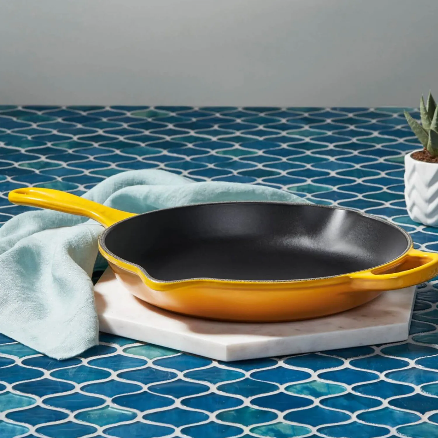 Le Creuset Signature Cast Iron 23cm Round Skillet - Nectar