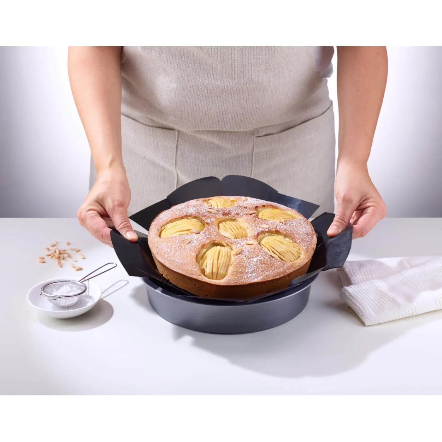 NoStik Reusable 20cm Round Cake Tin Liner - Black